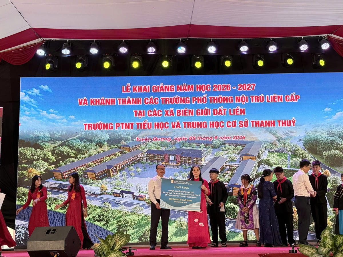 1.000 bộ sách giáo khoa vùng biên và tham vọng thu hẹp khoảng cách học tập