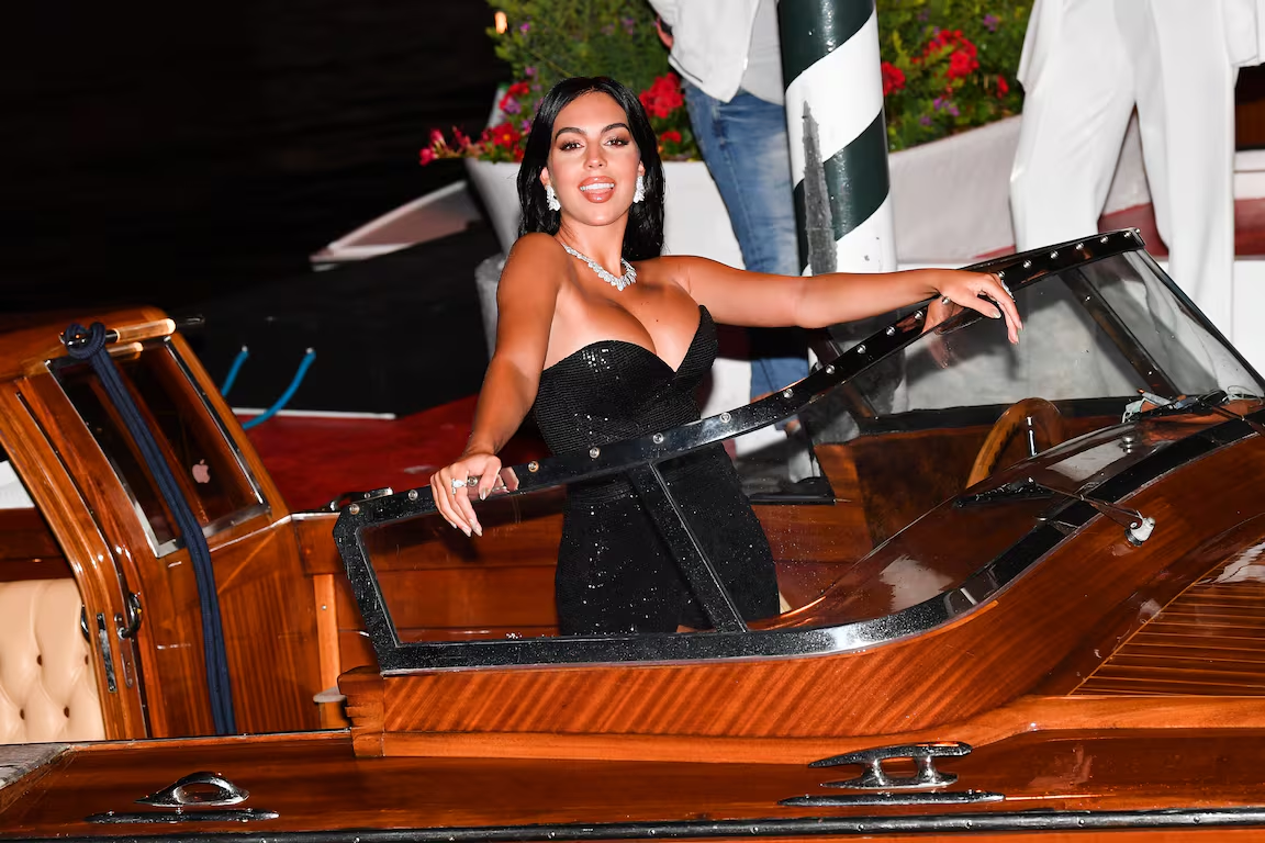 Từ nhân viên Gucci đến biểu tượng thảm đỏ: Georgina Rodriguez tại Venice
