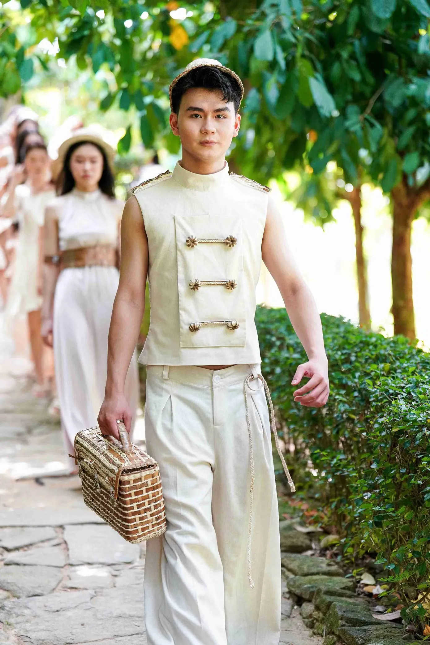Từ mo cau đến sàn diễn: thế hệ thiết kế xanh định hình haute couture Việt