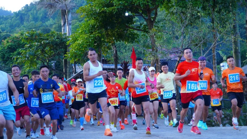 350 vận động viên chinh phục giải chạy Dấu chân mùa vàng Khun Há giữa mây ngàn Tây Bắc