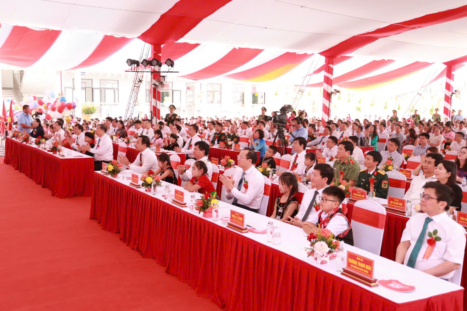 Những tủ sách mở cơ hội học tập cho học sinh vùng biên Điện Biên