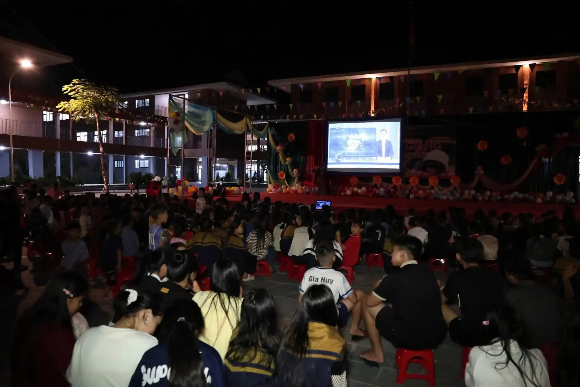 Trao tặng sách giáo khoa và văn hóa đọc tiếp sức học sinh vùng biên