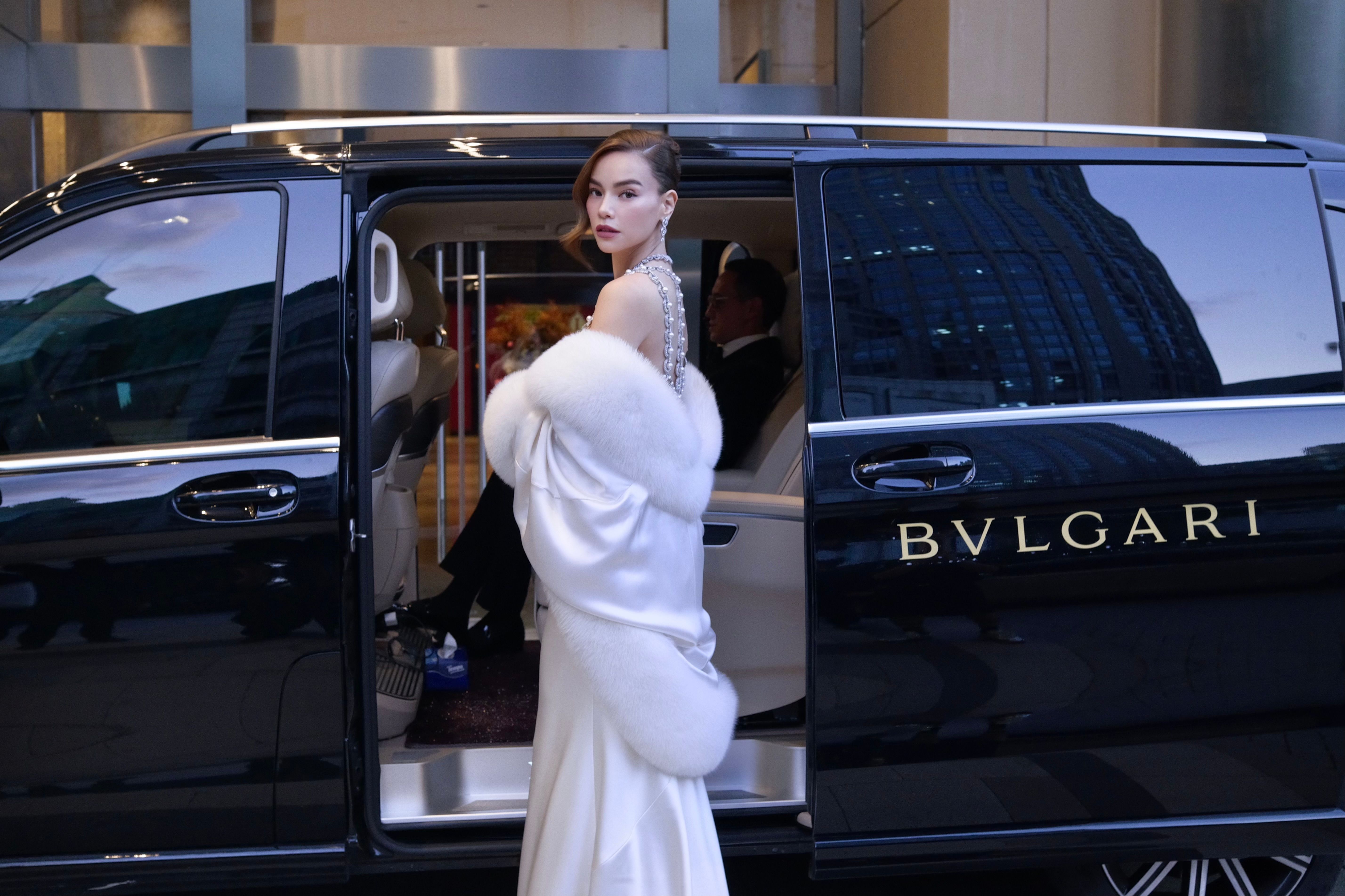 Hồ Ngọc Hà biến lưng trần thành tác phẩm trang sức tại Bvlgari Shanghai