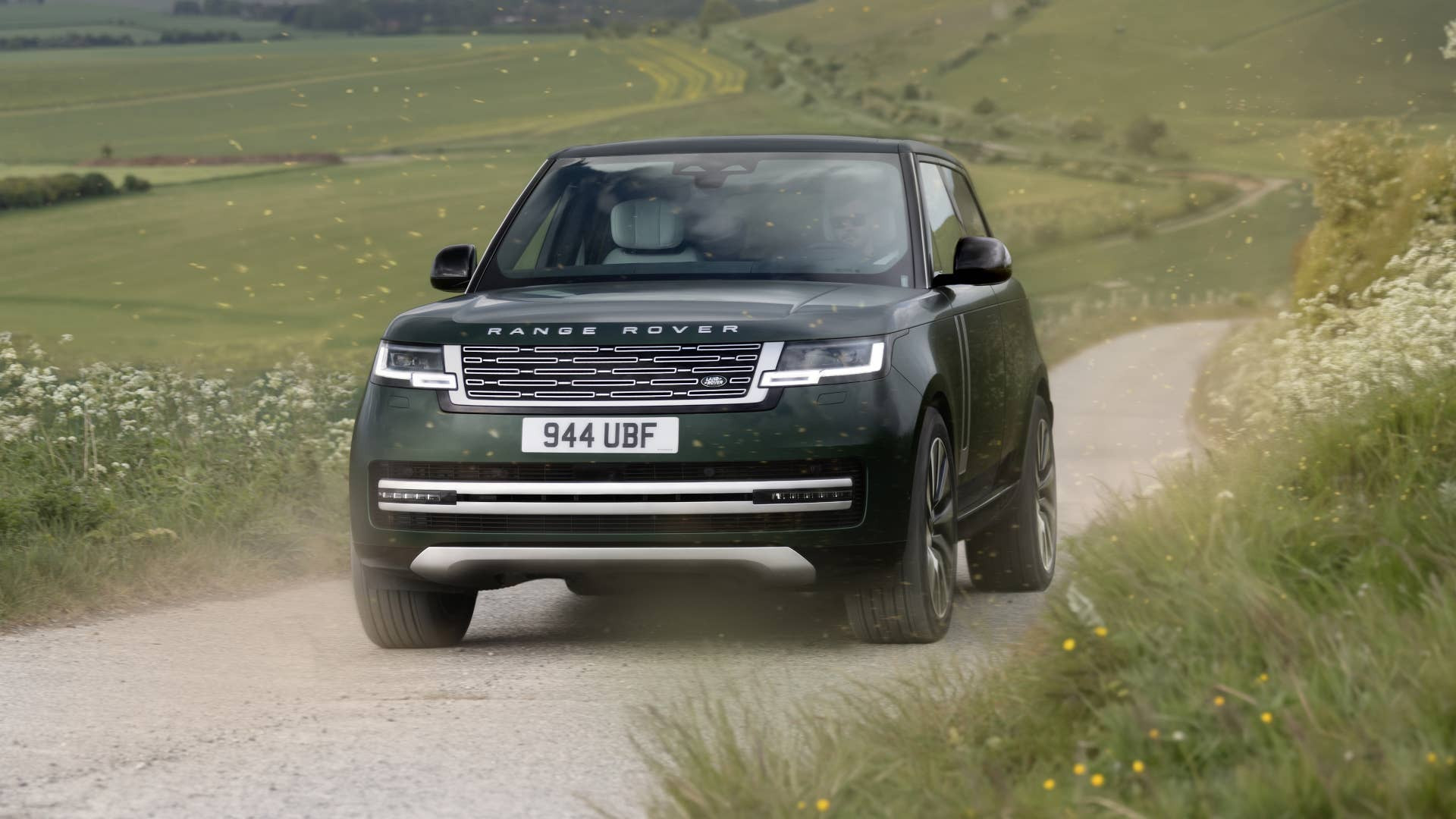 Range Rover Electric: SUV hạng sang điện thách thức chuẩn Tesla