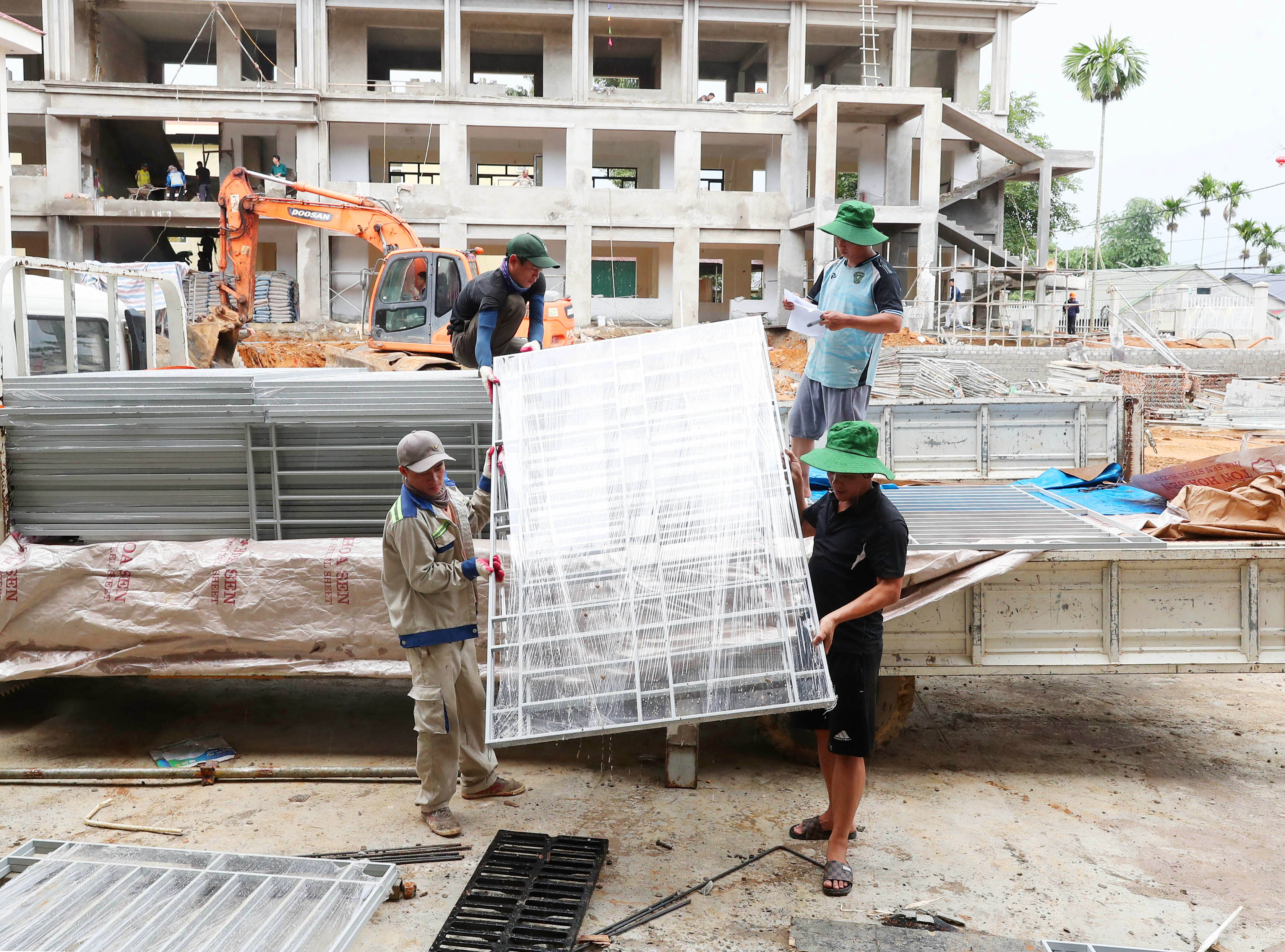 Những ngôi trường mới ở vùng biên: hạ tầng đổi cơ hội học tập