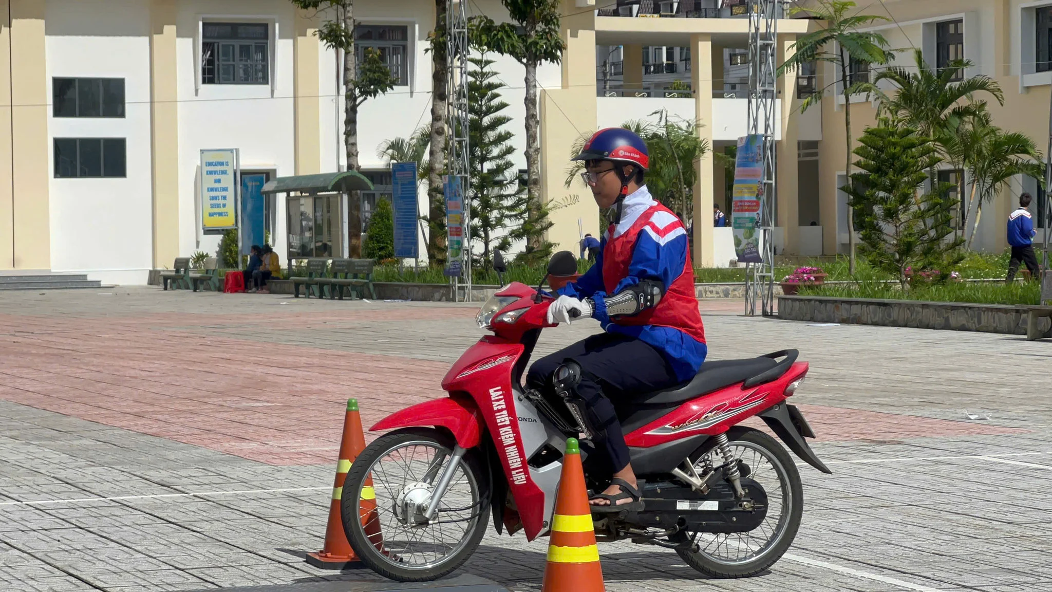 Kỹ năng an toàn giao thông cho trẻ: nhà trường và phụ huynh phải bắt đầu từ đường đi học