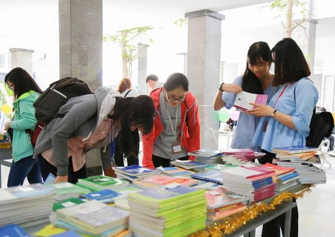 Cách phụ huynh và học sinh nhận diện sách giáo khoa giả trước khi mua