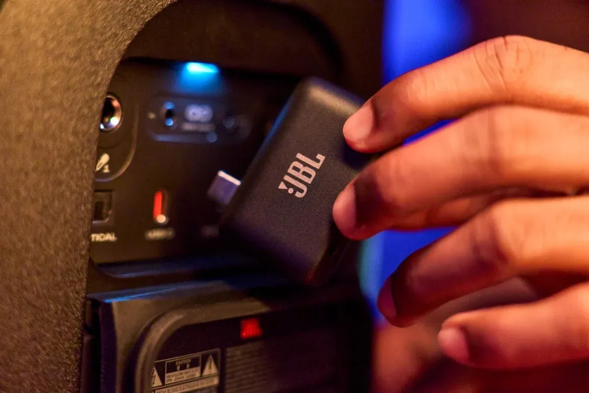 JBL EasySing Mic Mini: Micro karaoke không dây dùng AI tách giọng có đáng tiền?
