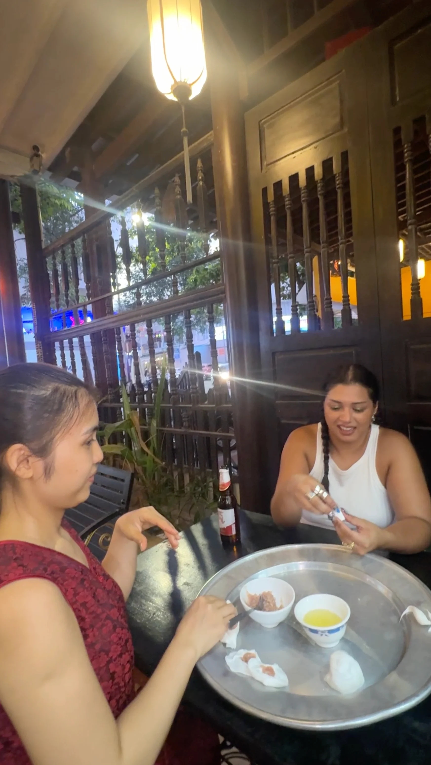 Du khách nước ngoài “vỡ òa” với bánh tráng nướng, bún đậu và chè Việt