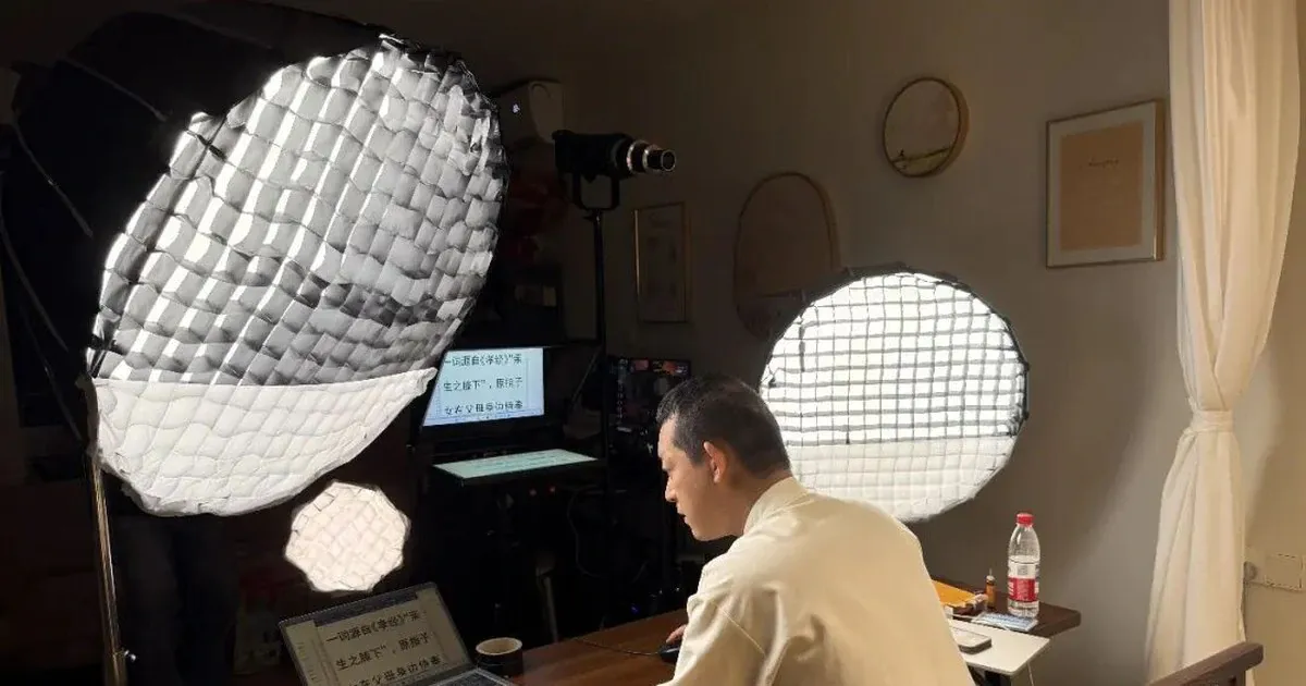 Từ bỏ học bổng MIT để đi tu rồi livestream kiếm sống