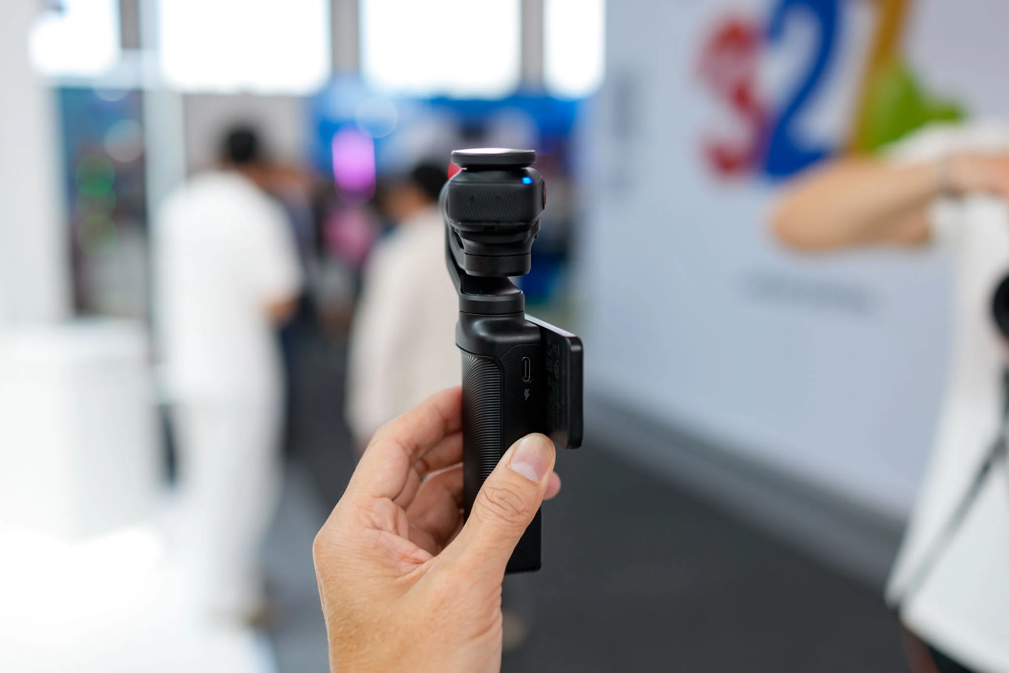 Hohem Eyepic và HOVERAir VERSA: hybrid camera gimbal cầm tay sắp thay drone bỏ túi?