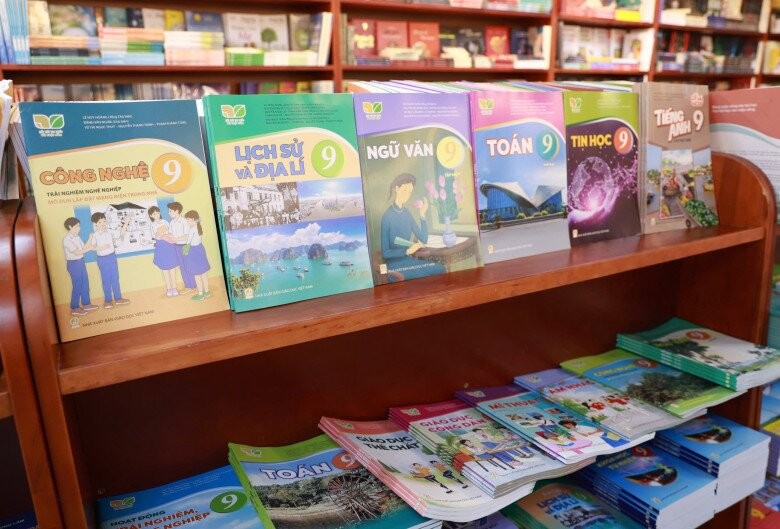 Tại sao phụ huynh vẫn phải săn lùng sách giáo khoa đầu năm học