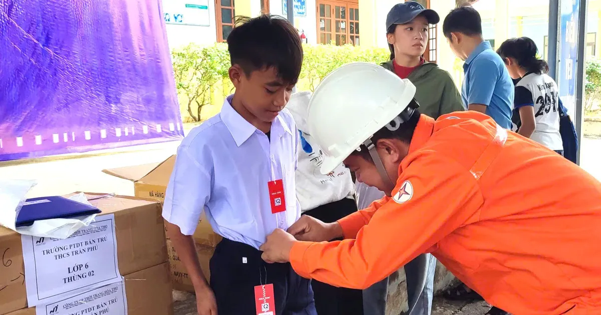 Khi xe đạp và đồng phục trở thành tấm vé đến trường