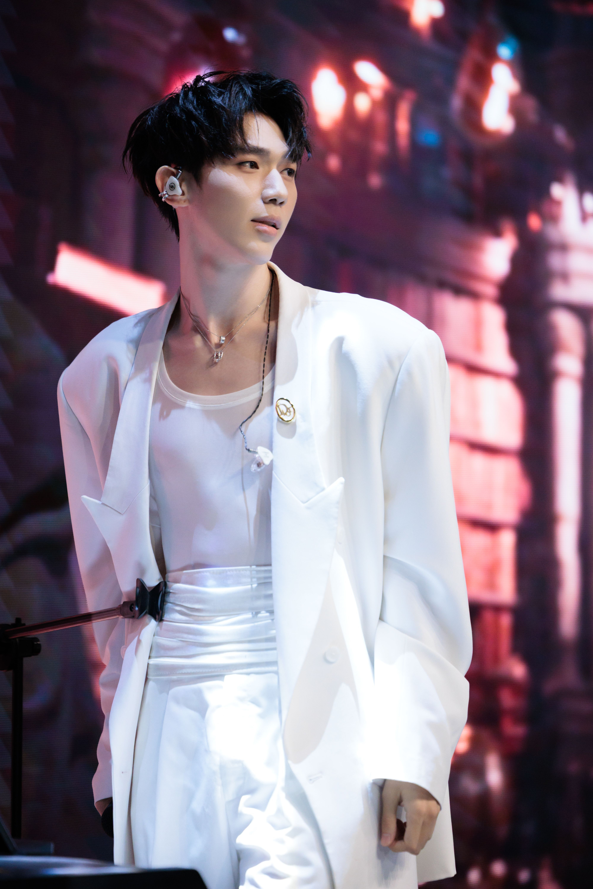 Album debut ‘Prince On’: Khi LOHAN rời gameshow để thành ca sĩ thực thụ