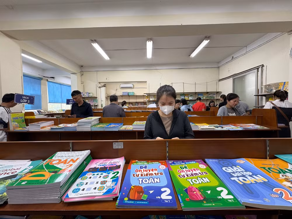Phụ huynh vẫn chật vật vì thiếu sách giáo khoa đầu năm học