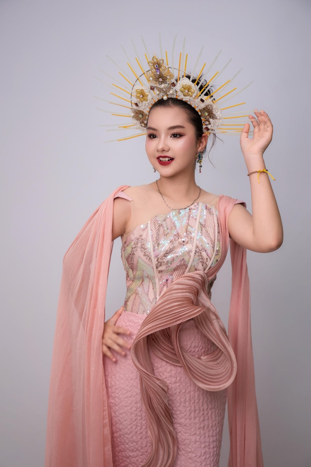 Thiết Kế Dạ Hội Lộng Lẫy Tại “ANGEL IN US”: Khi Nhà Thiết Kế Việt Tỏa Sáng Với Phom Dáng Đương Đại