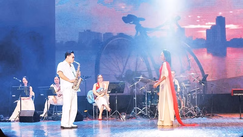 Từ phòng 500 vé đến liveshow 3-5 tỷ: cái giá sân khấu lớn của pop Việt