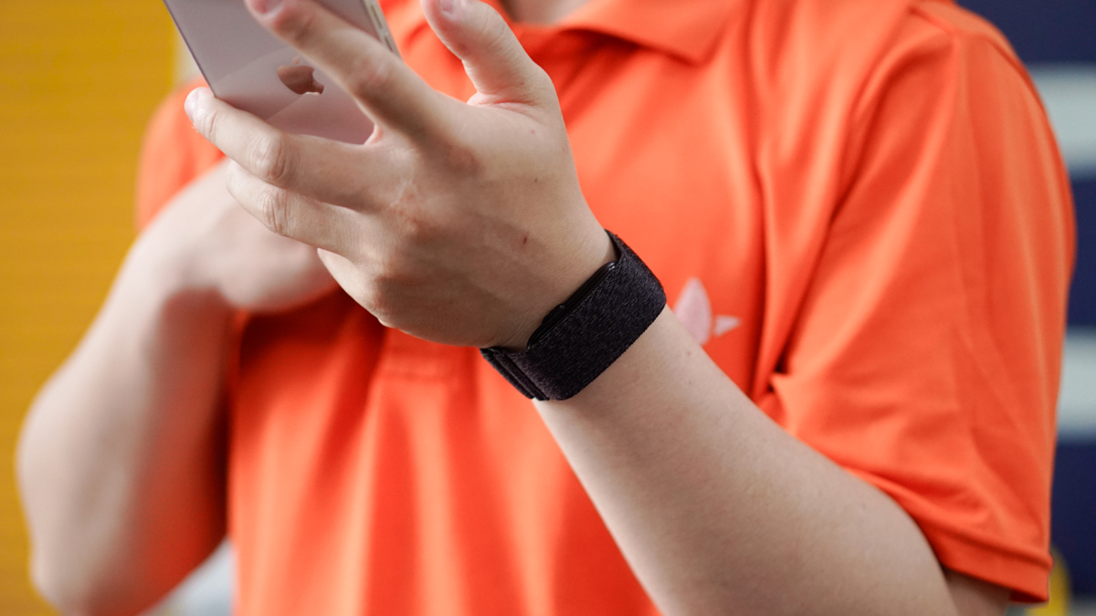 Garmin CIRQA không màn hình: đeo cổ tay hay bắp tay chính xác hơn?