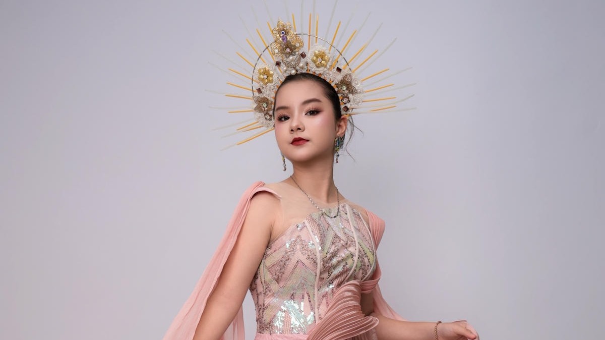 Từ sàn diễn đến trang phục dân tộc: hành trình tỏa sáng của biểu tượng thời trang Việt