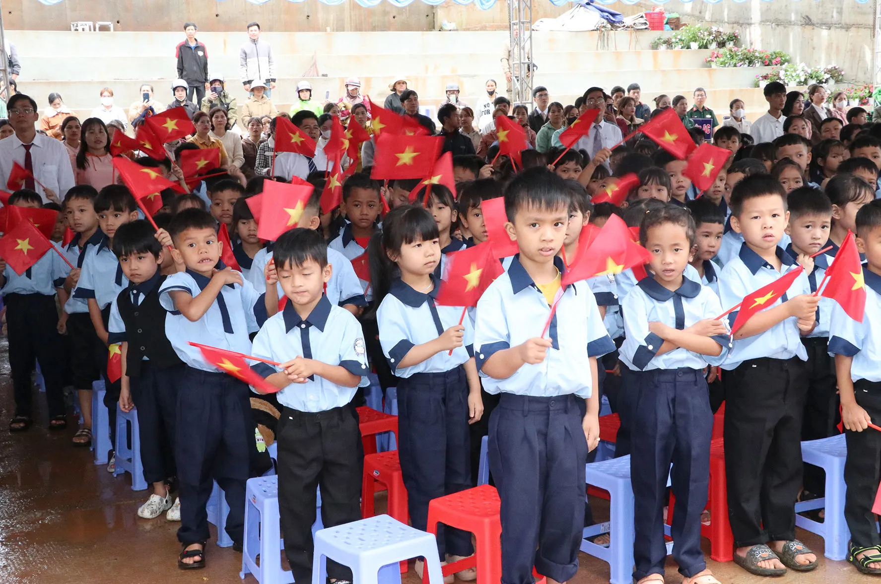 Dạy con gấp chăn, nhặt rác, giữ vệ sinh: nền tảng giáo dục toàn diện