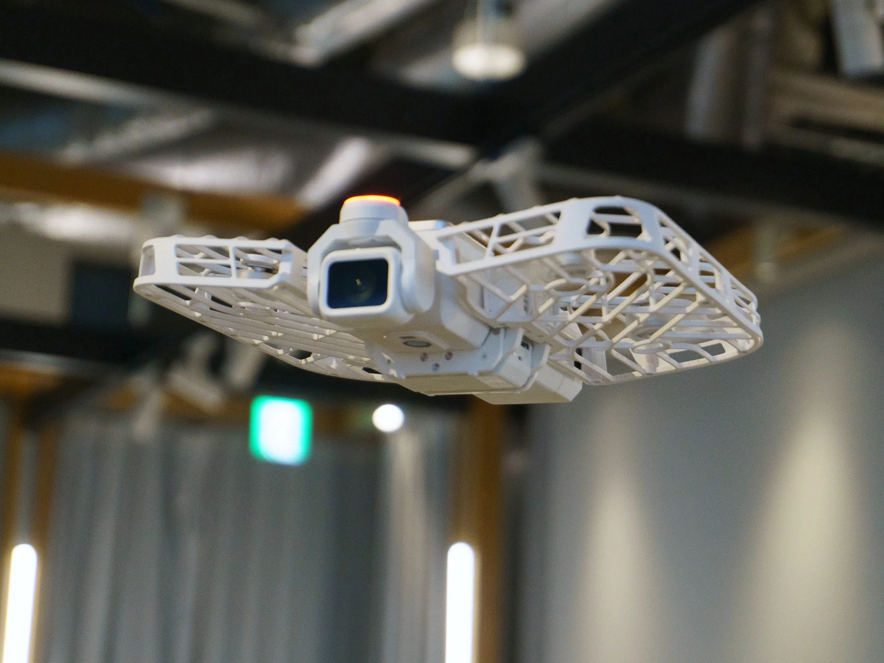 Hohem Eyepic và HOVERAir VERSA: hybrid camera gimbal cầm tay sắp thay drone bỏ túi?