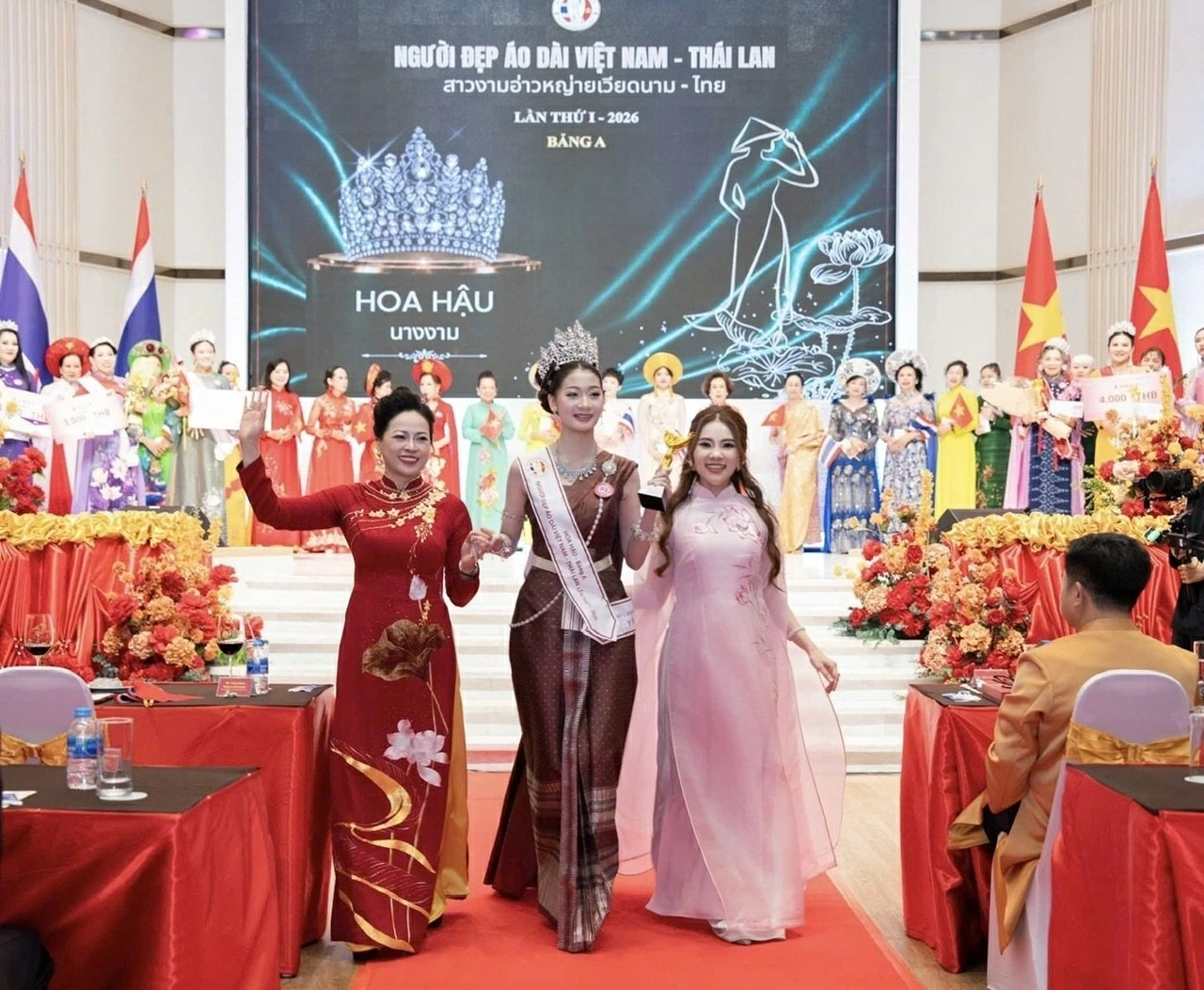 Áo dài Việt Nam: từ sàn diễn nhan sắc đến cầu nối ngoại giao văn hóa
