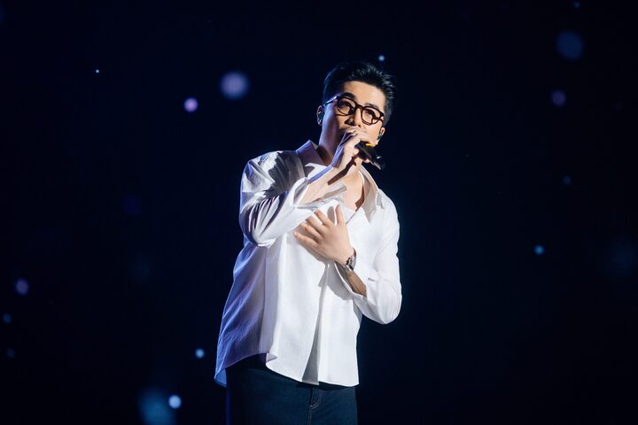 4 cặp đôi cầu hôn trên sân khấu: Concert Hoàng Dũng và những khoảnh khắc đời người