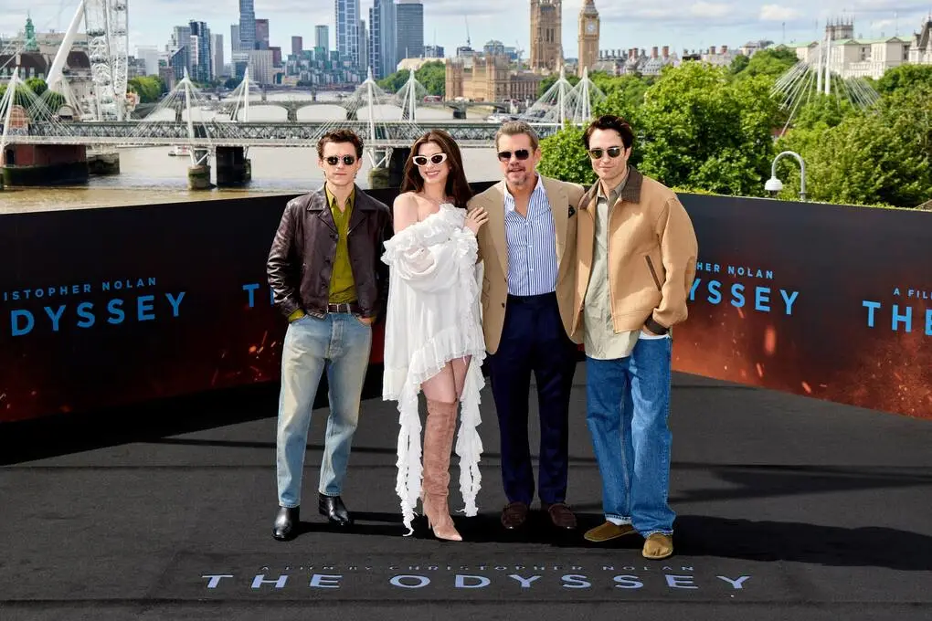 Anne Hathaway và nghệ thuật thời trang bầu sang trọng