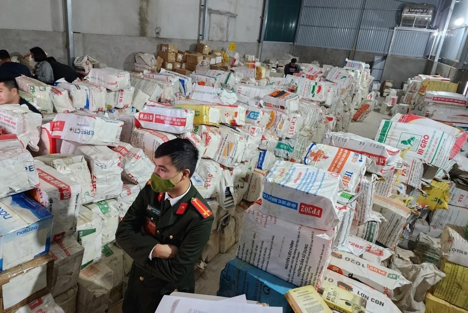 Cách phụ huynh và học sinh nhận diện sách giáo khoa giả trước khi mua