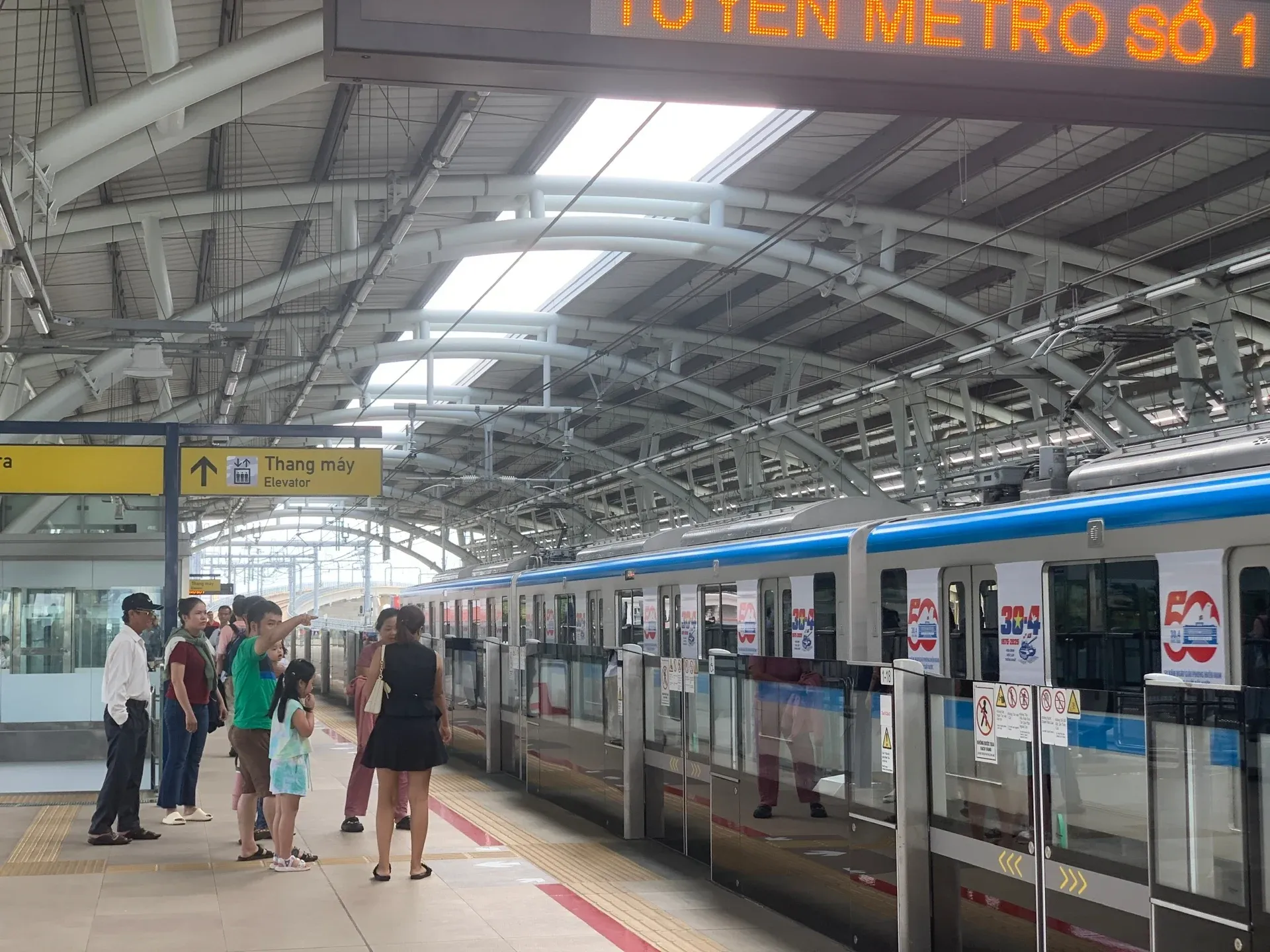 Hướng dẫn đi metro TP.HCM tiết kiệm và tiện lợi