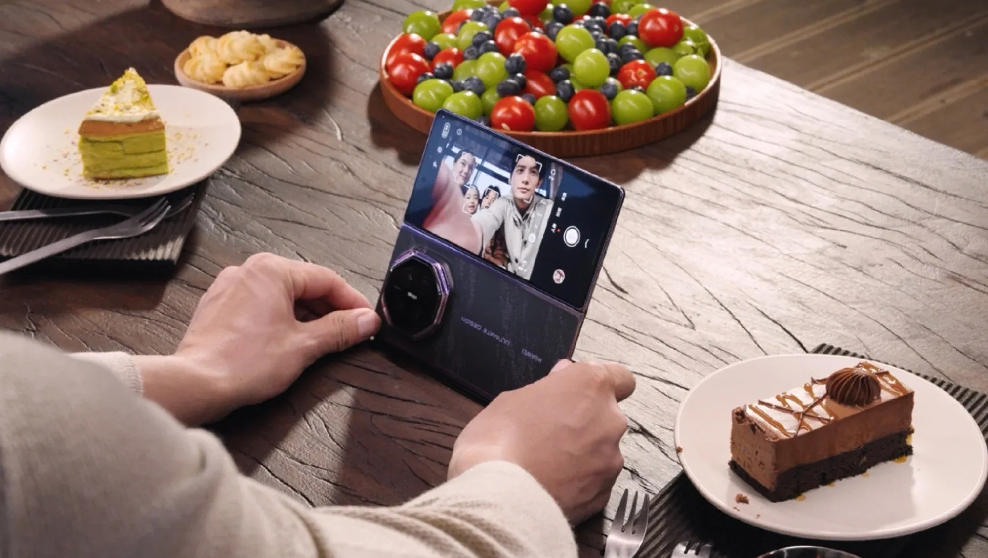 Huawei Mate XT 2 gập ba siêu mỏng: đáng nâng cấp hay chỉ để ngắm?