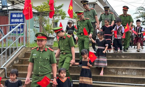 Vượt qua khoảng cách địa lý để học sinh vùng sâu vùng cao đến trường