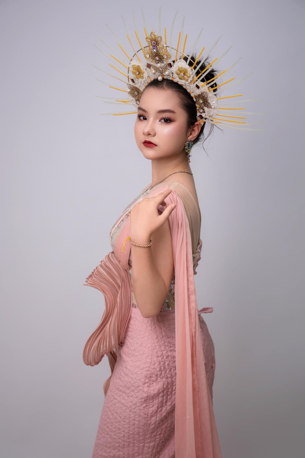 Từ sàn diễn đến trang phục dân tộc: hành trình tỏa sáng của biểu tượng thời trang Việt