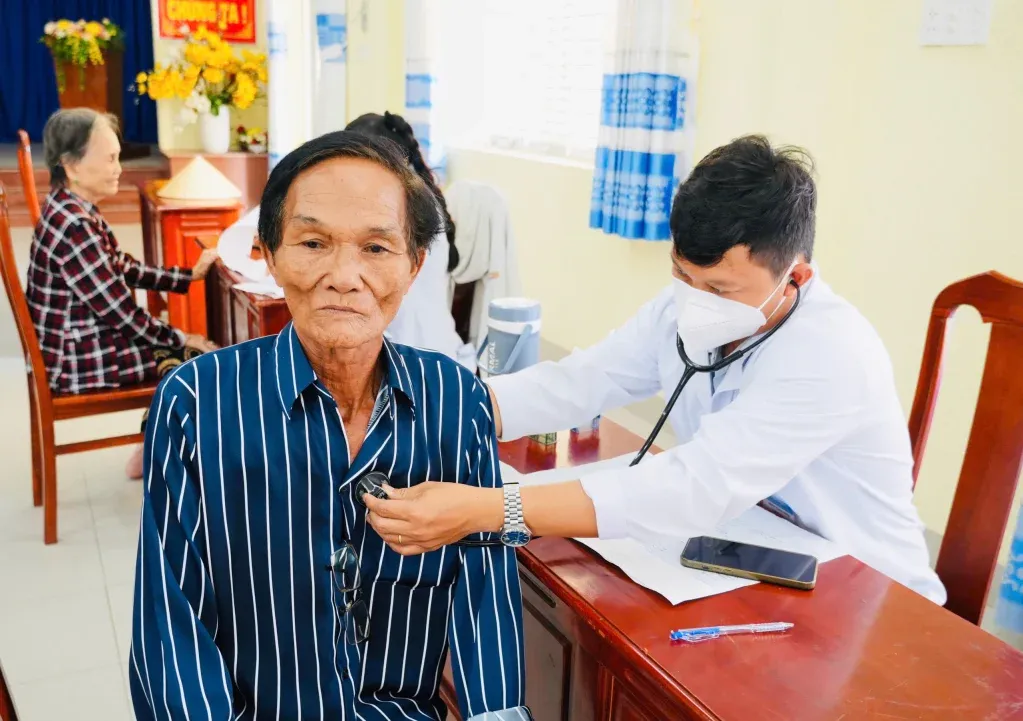Y tế tận nhà miễn phí: Đừng để người yếu thế tự lo sức khỏe