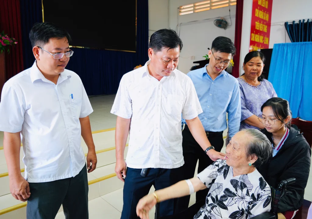 Y tế tận nhà miễn phí: Đừng để người yếu thế tự lo sức khỏe