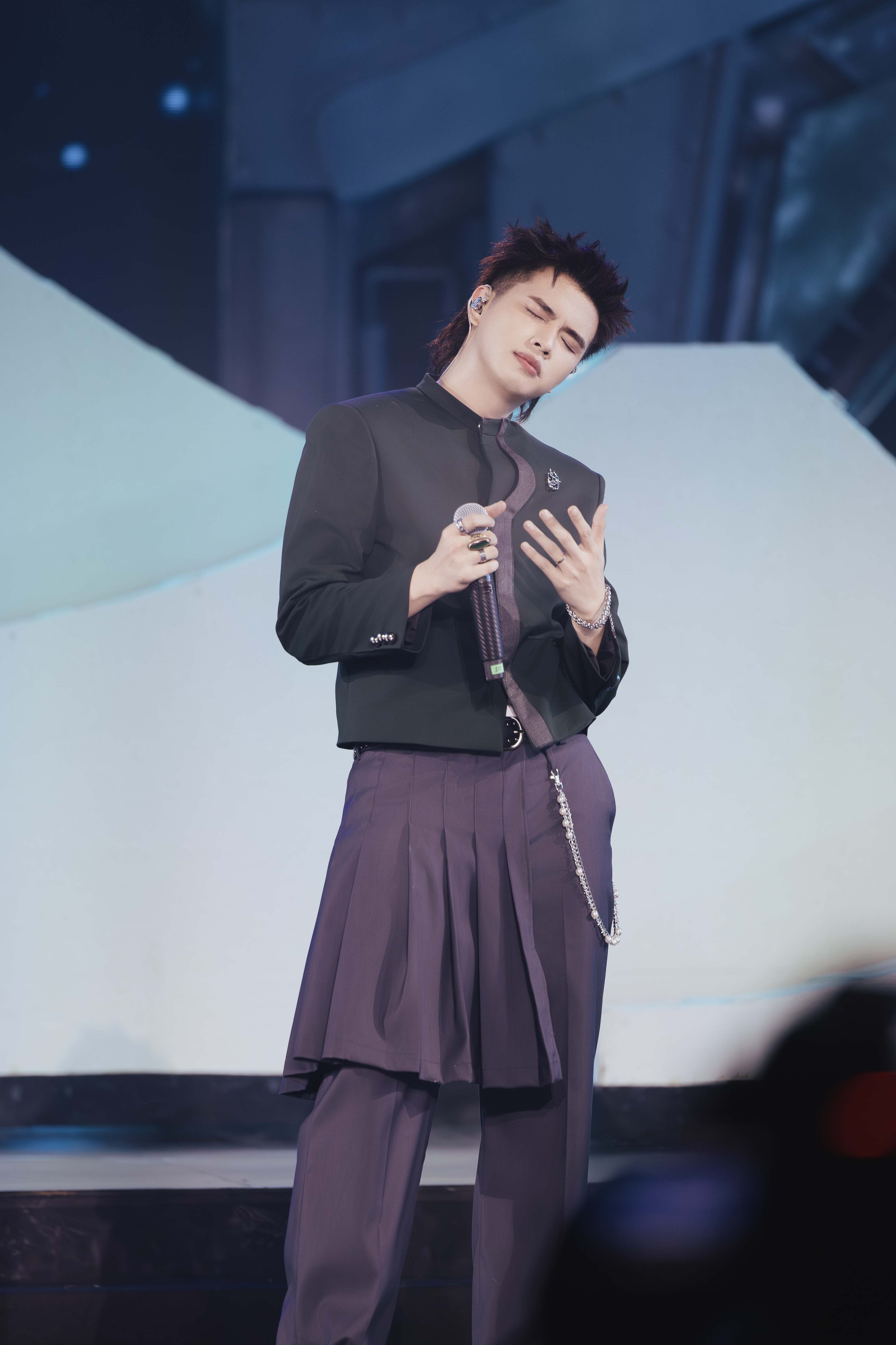 Khi rapper thử hát, khi R&B chinh phục những giọng quen