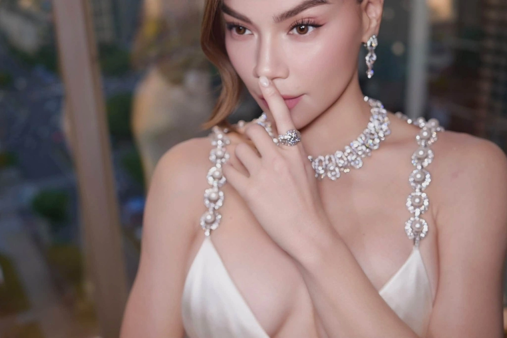 Cách Sao Kết Hợp Trang Sức Cao Cấp Với Haute Couture Trên Thảm Đỏ