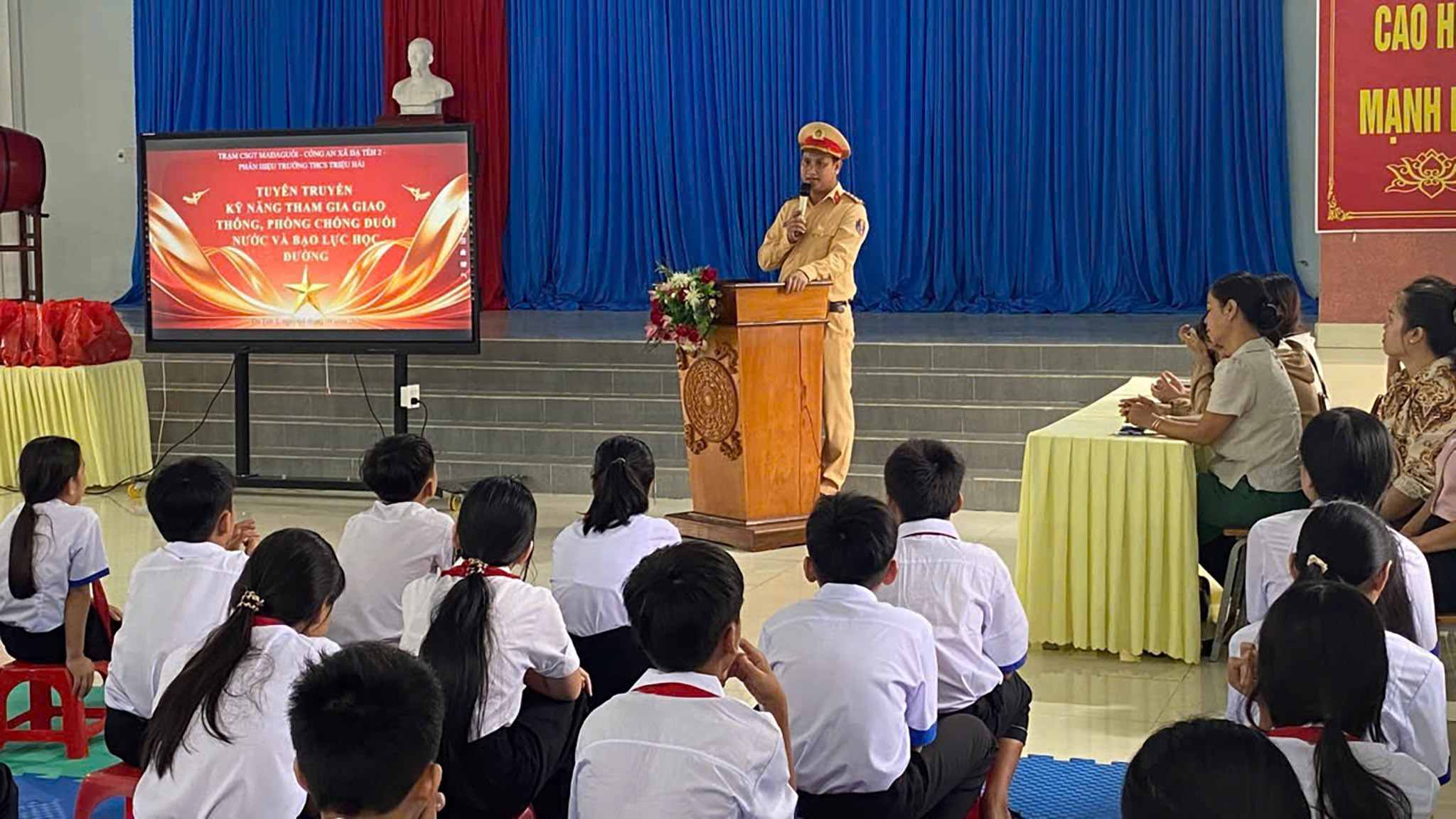 Kỹ năng an toàn giao thông cho trẻ: nhà trường và phụ huynh phải bắt đầu từ đường đi học