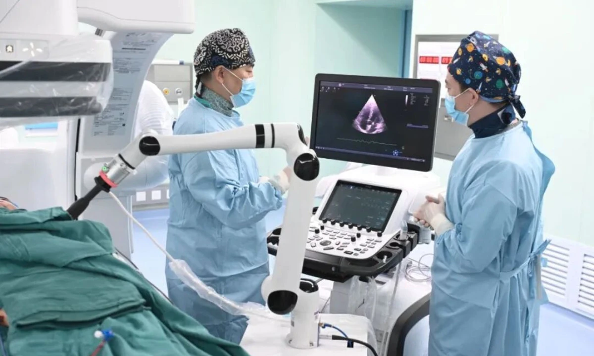 Robot siêu âm tích hợp AI: bước ngoặt trong phẫu thuật tim bẩm sinh