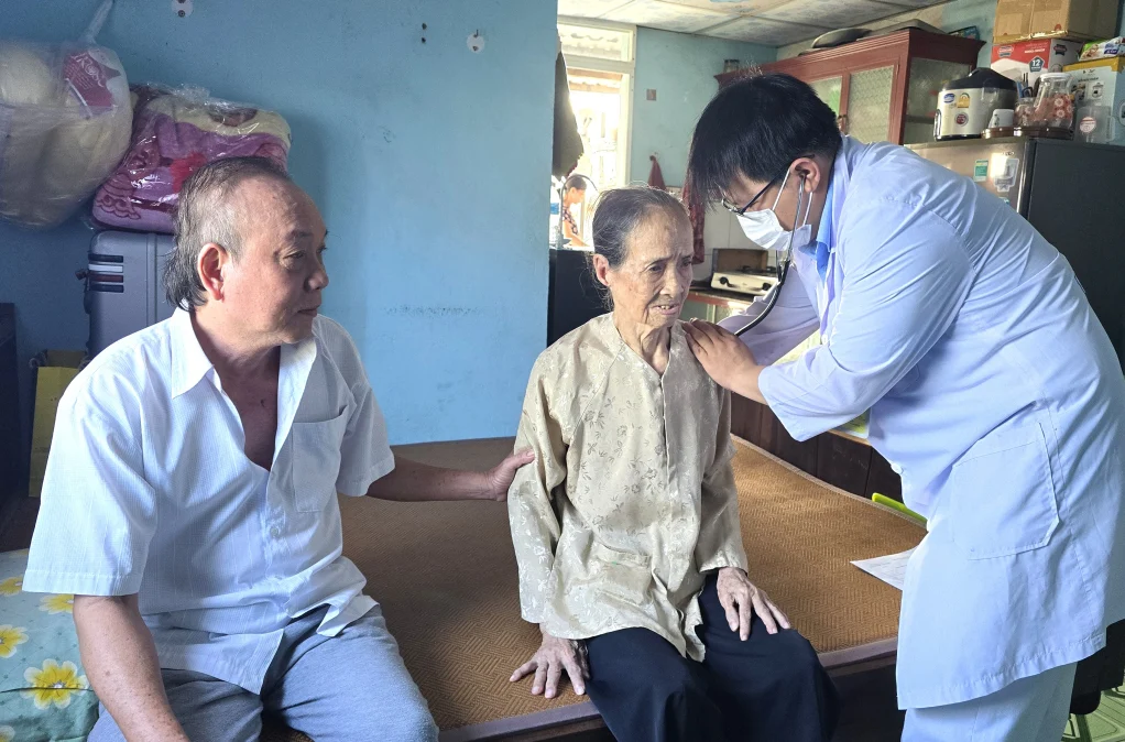 Y tế tận nhà miễn phí: Đừng để người yếu thế tự lo sức khỏe