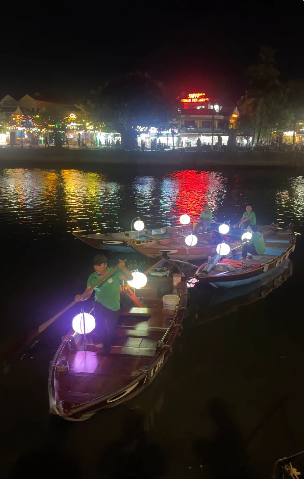 Du khách nước ngoài “vỡ òa” với bánh tráng nướng, bún đậu và chè Việt
