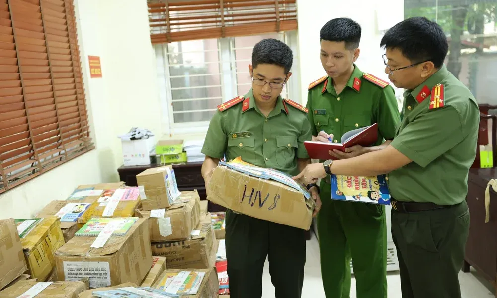 Cách phụ huynh và học sinh nhận diện sách giáo khoa giả trước khi mua
