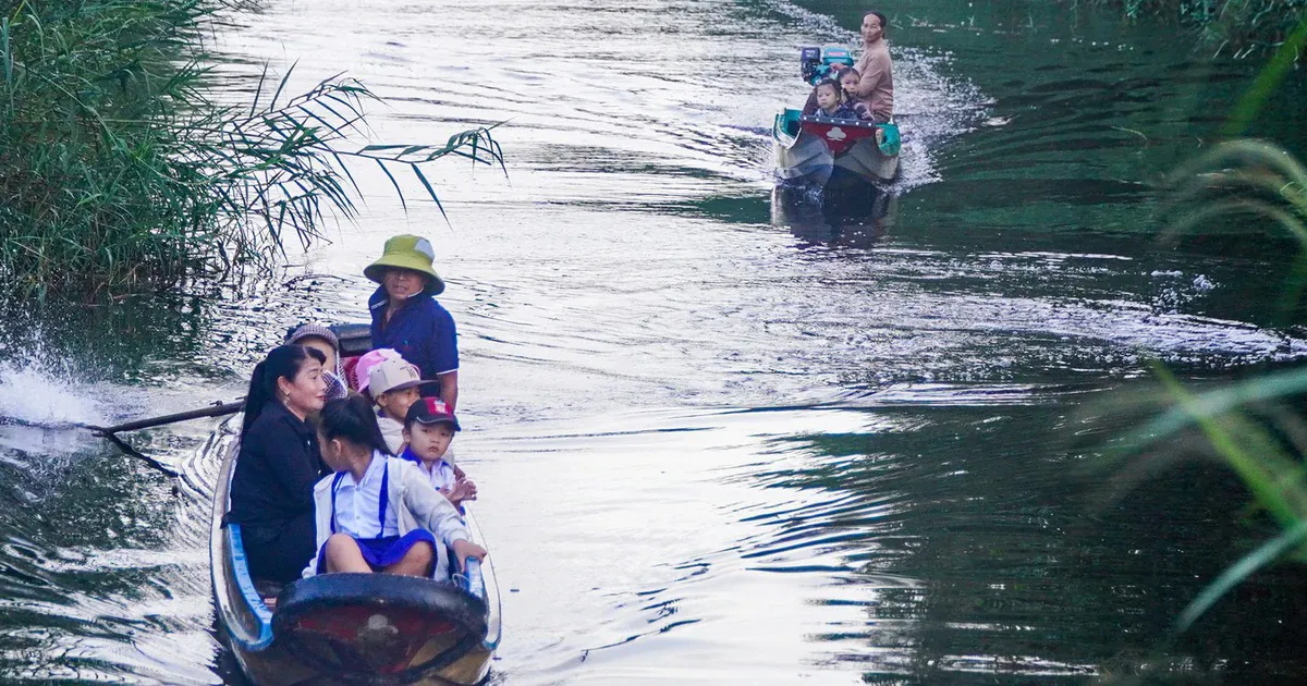 Từ xuồng máy đến con đường mới: sáng kiến mở lối đến trường cho học sinh vùng sâu
