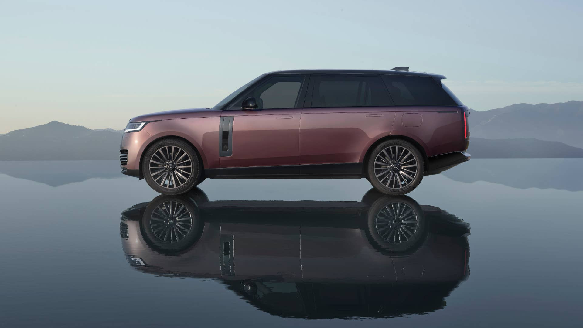 Range Rover Electric: SUV hạng sang điện thách thức chuẩn Tesla