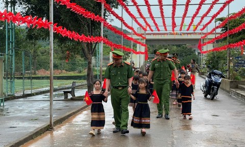 Vượt qua khoảng cách địa lý để học sinh vùng sâu vùng cao đến trường