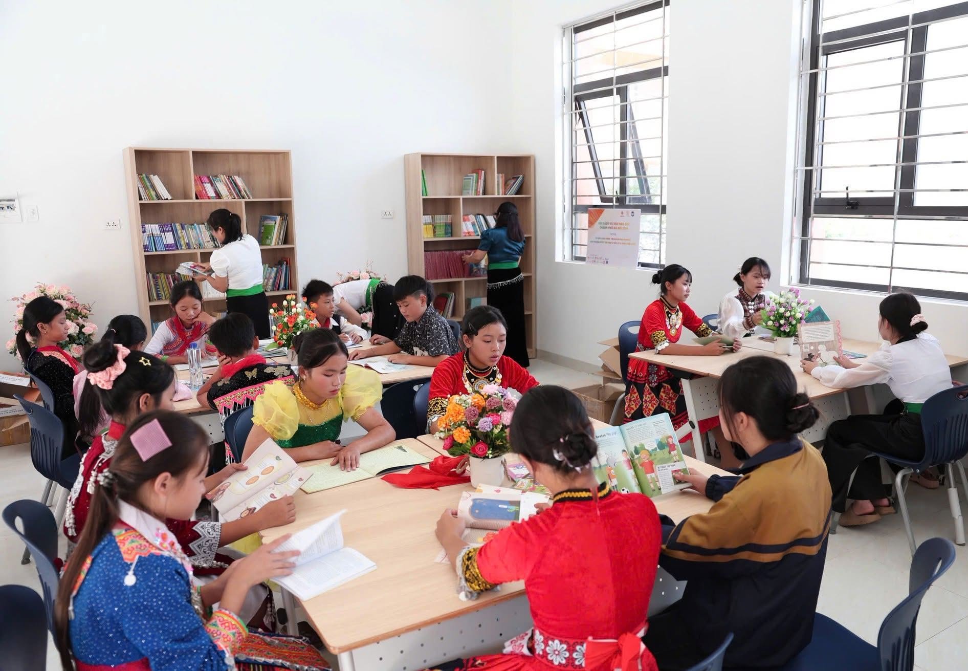 Trao tặng sách giáo khoa và văn hóa đọc tiếp sức học sinh vùng biên