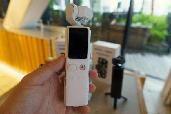 Hohem Eyepic và HOVERAir VERSA: hybrid camera gimbal cầm tay sắp thay drone bỏ túi?