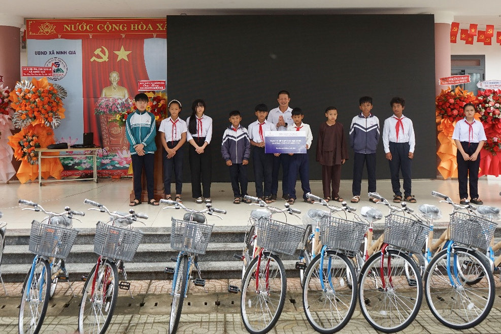 Học bổng doanh nghiệp cho trẻ em khó khăn: phụ huynh nên bắt đầu từ đâu?