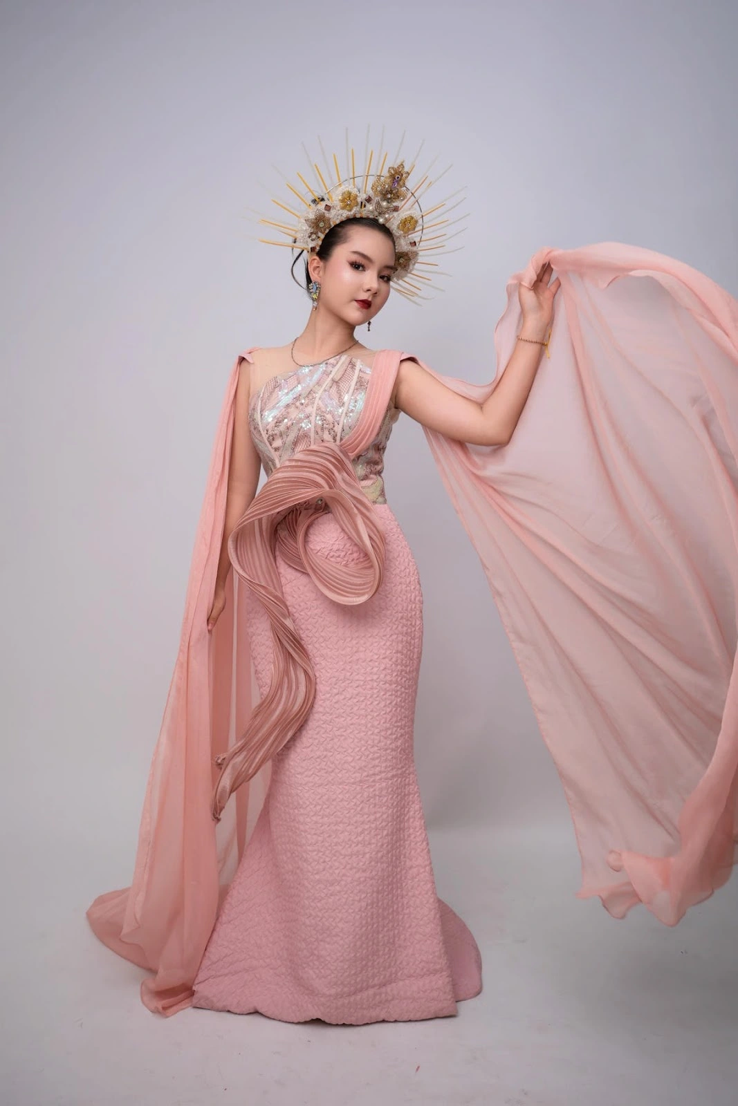 Từ sàn diễn đến trang phục dân tộc: hành trình tỏa sáng của biểu tượng thời trang Việt