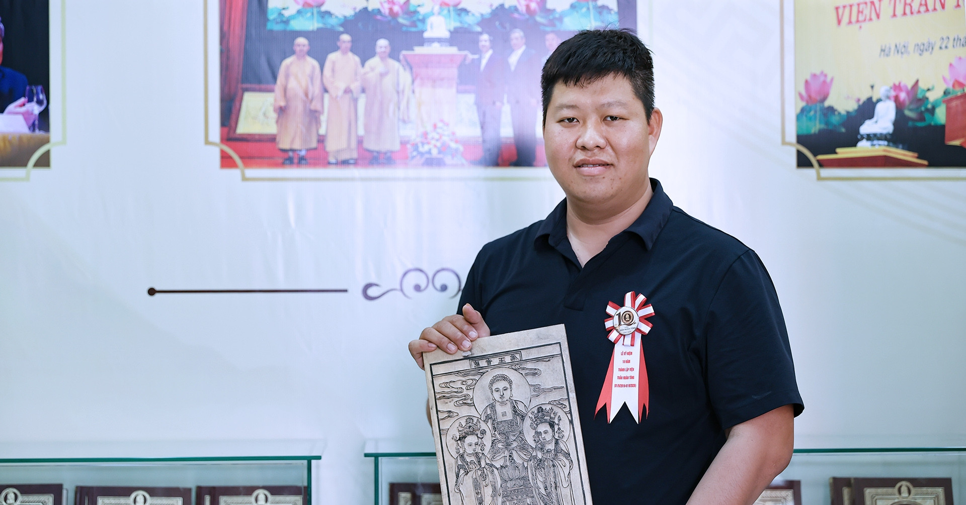 Nghệ nhân trẻ nối mạch mộc bản kinh Phật Thanh Liễu